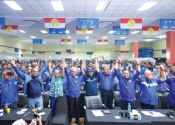 AHMAD Zahid Hamidi bersama kepemimpinan PN dan penyokong bersorak bagi meraikan kemenangan dalam PRN Negeri Sembilan. -MINGGUAN/ISKANDAR ISHAK