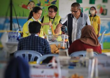 PENGUNDI hadir menunaikan tanggungjawab di S.R.J.K (C) Chung Hua, Rantau sempena Pilihan Raya Negeri (PRN) Negeri Sembilan Ke-16, hari ini. - UTUSAN/MOHD SHAHJEHAN MAAMIN