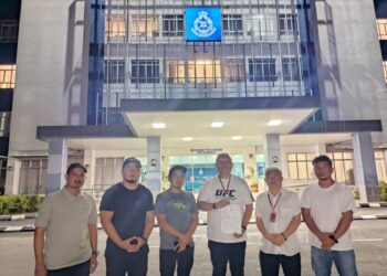 LORETTO S. Padua Jr. (tengah) bersama-sama ahli Warisan selepas membuat laporan polis di Kota Kinabalu.