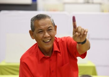 AMINUDDIN Harun menunjukkan jari yang menjadi bukti selesai pengundian, di sini hari .
