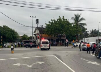 LOKASI kemalangan yang melibatkan seorang pelajar Kolej Komuniti Bukit Beruang di Ayer Merbau, Jasin. -Ihsan IPD Jasin