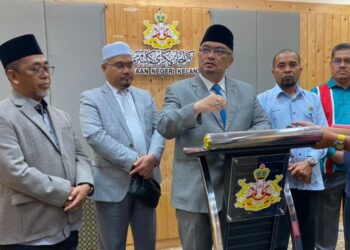 MOHAMED Fazli Hassan (tengah) semasa sidang media selepas Mesyuarat Mingguan Exco di Kota Bharu, Kelantan, semalam. - UTUSAN/YATIMIN ABDULLAH