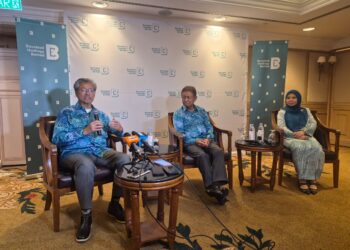 AHMAD Sabirin Arshad (kiri) dalam sidang akhbar selepas majlis prapelancaran Boustead 200 Year Journey di George Town, Pulau Pinang, hari ini.- UTUSAN/SAFINA RAMLI