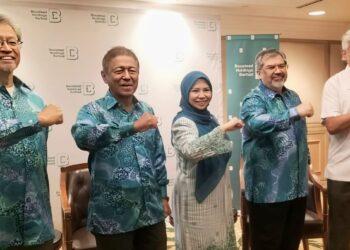ABDUL Aziz Zainal (dua, kiri) bersama Norliza Abdul Rahim (tengah) selepas majlis prapelancaran Boustead 200 - Year Journey di George Town, Pulau Pinang hari ini.- UTUSAN/SAFINA RAMLI