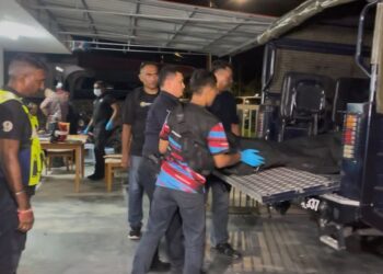 ANGGOTA polis mengangkat mayat seorang lelaki yang ditemukan maut dengan beberapa kesan kecederaan di tubuh dalam kejadian di sebuah rumah jagaan di Tanjung Rambutan, semalam