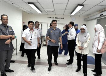 AKMAL Nasrullah Mohd. Nasir melawat dewan bedah ketika melakukan lawatan kerja di Hospital Sultanah Aminah, Johor Bahru, semalam. – UTUSAN/RAJA JAAFAR ALI