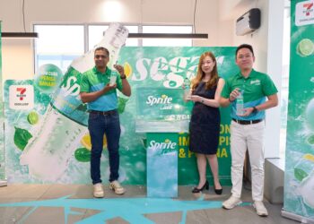 DARI kiri, Ketua Perdagangan Moden Coca-Cola Refreshments Malaysia, Arul Joseph, Chrystian Lim dan Wee Li Ying pada majlis pelancaran varian baharu Sprite Chill Lemon-Limau Nipis dan Pudina di Puchong, baru-baru ini.