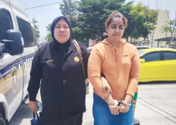 TERTUDUH semasa dibawa anggota polis untuk prosiding perbicaraan di Mahkamah Sesyen Kota Bharu, Kelantan hari ini.-IHSAN SPRM