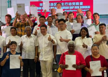 NGA KOR MING menyampaikan geran tanah kepada penerima pada majlis Jamuan Makan Malam anjuran DAP DUN Sungkai di Tanjung Malim, semalam.