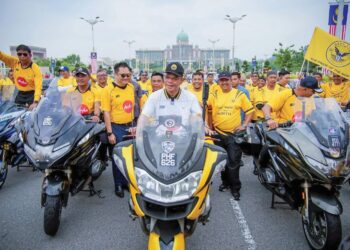 SAIFUDDIN Nasution Ismail menaiki motosikal berkuasa besar pada majlis pelepasan Konvoi Jelajah Star City FC di Putrajaya, semalam. – FACEBOOK SAIFUDDIN NASUTION ISMAIL