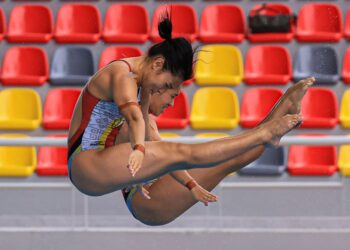 AKSI pemenang pingat emas acara Terjun 10 Meter Platform Seirama Wanita, Nur Eilisha Rania dan Nur Farisya Alia daripada Sarawak pada kejohanan Sukan Malaysia (SUKMA) Selangor 2026 di Pusat Akuatik Selangor. Foto: SHIDDIEQIIN ZON