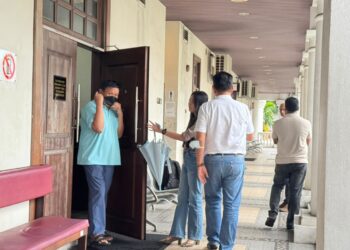 EMPAT lelaki dibebaskan daripada pertuduhan mencederakan seorang peguam dua tahun lalu oleh  Mahkamah Majistret George Town, Pulau Pinang, hari ini.