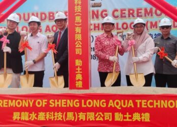 TEH Kok Lim (empat dari kanan) pada Majlis Pecah Tanah Sheng Long Aqua Technology di Kamunting hari ini. - WAT KAMAL ABAS