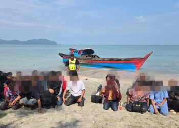 SEBAHAGIAN PATI dipercayai warga Indonesia yang ditahan selepas bot dinaiki mereka dipintas pihak berkuasa di Pantai Teluk Prigi dekat Lumut, semalam.