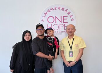 MUHAMMAD Aryan Muhammad Adli (dua dari kanan) bersama ibu bapanya, Ani Farhanah Kamal Ariffin dan Muhammad Adli Abdullah, ketika hadir ke pejabat One Hope Charity & Welfare di Bukit Mertajam, Pulau Pinang bagi memohon bantuan dana perubatan.
