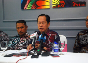 AHMAD Maslan dalam sidang akhbar selepas merasmikan Konvensyen Kumpulan Inovatif dan Kreatif (KIK) Jabatan Kerja Raya (JKR) di Pusat Kecemerlangan Kejuruteraan dan Teknologi JKR (CREaTE) hari ini. - UTUSAN/AMRAN MULUP