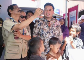 MOHAMMAD Ghazali Hajiji (tengah) mendengar penerangan mengenai Kem Kesihatan Kampung Baru-Baru, Tuaran selepas mewakili Ketua Menteri merasmikan kem itu, hari ini. - UTUSAN/HARDY JOE