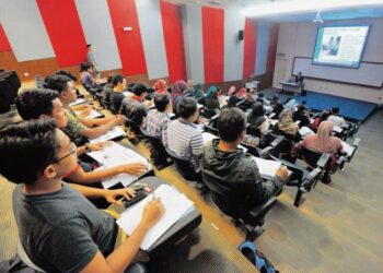 UNIVERSITI bukan sahaja menjadi pusat pengajian dan penyelidikan bahkan berperanan sebagai jambatan yang membawa bahasa Melayu merentasi sempadan dunia.