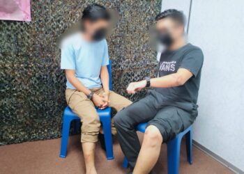AMIR (kiri) bersama Zaidi menunjukkan kecederaan yang dialami ketika dilanggar kereta yang membawa PATI dalam kejadian di Kampung Chat, Tumpat, Kelantan. - UTUSAN/ROHANA ISMAIL