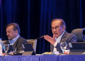 PERDANA Menteri, Datuk Seri Anwar Ibrahim dan Amir Hamzah Azizan dalam Majlis Libat Urus Belanjawan 2027 di Kementerian Kewangan, Putrajaya, semalam. – UTUSAN/FAISOL MUSTAFA