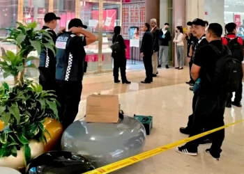 MOHD. Yusri Othman (empat kiri) meninjau lokasi kejadian rompakan di sebuah pusat beli-belah di Genting Highlands. - FOTO IPK PAHANG