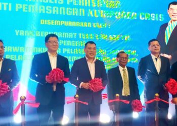 SZE YEE (tengah) pada Majlis Perasmian Fasiliti Pemasangan Komponen Casis Peps Sanly JV Sdn. Bhd. di Tanjung Malim hari ini.