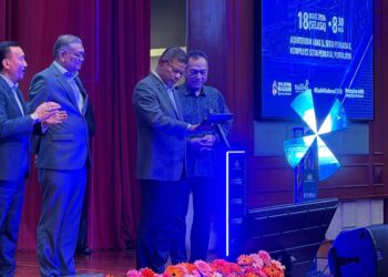SAIFUDDIN Nasution Ismail melancarkan  KDN Gen AI Platform pada Majlis Perhimpunan Bulanan KDN di Putrajaya hari ini.