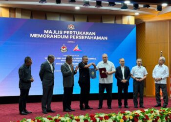 SAIFUDDIN Nasution Ismail dan Fahmi Fadzil menyaksikan pertukaran MoU antara Imigresen dan MCMC di Putrajaya hari ini.
