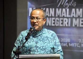 Ahmad Samsuri Mokhtar berucap pada Majlis Makan Malam Amal Pas Melaka di sebuah hotel di Ayer Keroh malam tadi.
UTUSAN/AMRAN MULUP