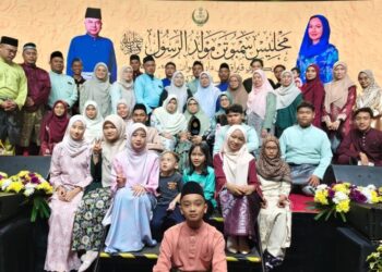 YANG Walad (duduk, tengah) bergambar bersama ahli keluarga selepas menerima Anugerah Keluarga Ammar bin Yasir (Tokoh Keluarga Mithali) sempena Majlis Sambutan Maulidur Rasul 1448H peringkat negeri di Casuarina@Meru, Ipoh, hari ini.