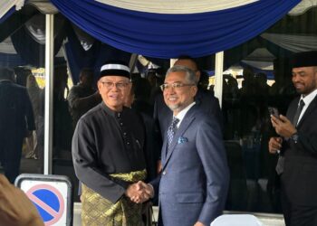 WAN Rosdy Wan Ismail (kiri) bersalaman dengan Jasri Jamaludin selepas selesai persidangan Dewan Undangan Negeri (DUN) Pahang di Kuantan, Pahang.