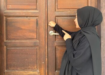 SHAHIRA Azizan menunjukkan tempat bunyi ketukan misteri pada pintu rumahnya dalam kejadian malam tadi ketika ditemui di Jalan Langgar, Alor Setar, semalam.