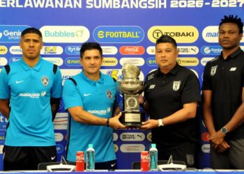 AIDIL Sharin Sahak bersama James Okwuosa menunjukkan Piala Sultan Ahmad Shah dalam sidang akhbar menjelang perlawanan Sumbangsih 2026/2027 di Stadium Sultan Ibrahim, Iskandar Puteri di sini, hari ini. - UTUSAN/RAJA JAAFAR ALI