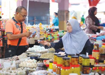 SEMAKAN semula gaji minimum perlu dikaji secara serius berikutan jurang yang semakin melebar antara kadar itu dengan kos sara hidup sebenar di kebanyakan bandar utama negara. - GAMBAR HIASAN