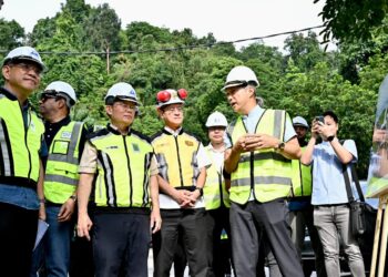 CHOW Kon Yeow (tiga dari kiri) ketika melawat tapak projek kereta kabel Bukit Bendera di Kebun Bunga, Pulau Pinang, hari ini.