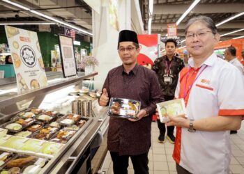 PENGARAH Urusan Aeon BiG, Kenji Fujita (kanan) dan Muhyidin Aziz@Saari menunjukkan produk halal yang dijual di Delica AEON BiG, selepas perasmian Karnival Halal Aeon BiG di Bandar Tun Hussein Onn, Kuala Lumpur, semalam. – MINGGUAN/MUHAMAD IQBAL ROSLI