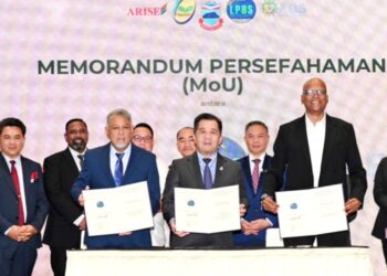 Jamawi Jaafar (tengah) pada upacara untuk pelaksanaan projek tanaman padi Kota Marudu antara LPBS, Arise Consulting (Sabah) Sdn Bhd dan ABS Greentech Sdn Bhd sudah dimeteri. - HARDY JOE
