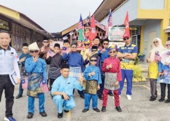 Murid yang terlibat dengan persembahan lagu patriotik Sejahtera Malaysia bergambar bersama guru pembimbing sebaik sahaja selesai acara majls perasmian Bulan Kebangsaan 2026.