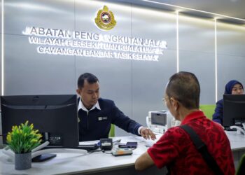 BAGI rakyat, kerajaan bukan sekadar institusi pentadbiran tetapi individu yang mereka temui ketika mendapatkan perkhidmatan.