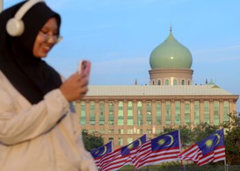 MEDIA sosial sewajarnya berfungsi sebagai jambatan untuk saling mengenali dan menghormati perbezaan tersebut, bukannya medan memperbesar jurang pertelingkahan.