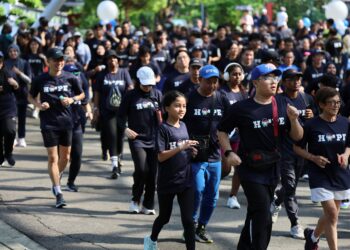 RAKYAT Malaysia mesti membebaskan diri daripada corak pemakanan yang mengundang obesiti dan merdekakan diri daripada tabiat buruk ini.