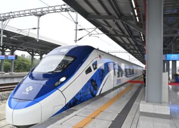 PEMBANGUNAN Laluan Rel Pantai Timur (ECRL) perlu bergerak seiring  pusat pengedaran, taman industri, gudang, terminal kontena dan sistem penghantaran jarak pertama serta jarak terakhir.