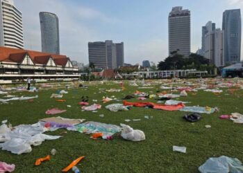 DATARAN Merdeka dipenuhi sampah sarap selepas ribuan penyokong berhimpun menyaksikan siaran langsung perlawanan akhir Piala Dunia.