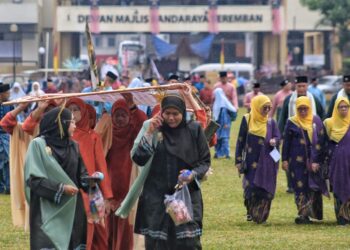PERARAKAN Maulidur Rasul Peringkat Negeri Sembilan di Padang MBS, Seremban dibatalkan ekoran hujan lebat pagi tadi. UTUSAN/MOHD. SHAHJEHAN MAAMIN