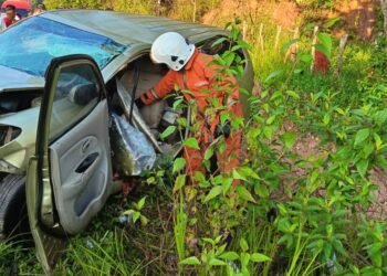 KEADAAN Toyota Avanza selepas melanggar penghadang jalan di KM8 Jalan Batu Pengasah, Durian Burung dekat Kuala Nerang, Padang Terap hari ini. - IHSAN JBPM KEDAH