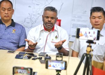 J. Arul Kumar mengadakan sidang akhbar berhubung isu pemulangan peruntukan oleh ADUN PH di Pusat Khidmat Ahli Parlimen Seremban, hari ini. - UTUSAN/MOHD SHAHJEHAN MAAMIN.