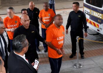 BEKAS Pengerusi Tabung Haji dan bekas Ketua Setiausaha Perbendaharaan tiba di Mahkamah Majistret Putrajaya  untuk prosiding tahanan reman berkaitan Laporan Suruhanjaya Siasatan Diraja (RCI) Tabung Haji. Turut kelihatan, bekas Ketua Pegawai Eksekutif TH yang disambung reman selama empat hari. – UTUSAN/FAISOL MUSTAFA