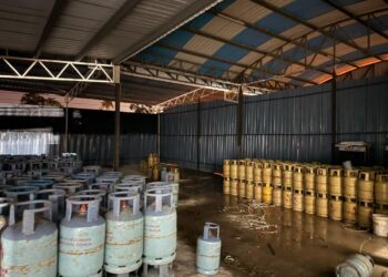 SEBANYAK 1,080 tong LPG pelbagai kapasiti bernilai kira-kira RM300,000 dirampas dalam serbuan di sebuah premis di kawasan perindustrian kecil di Lukut, Port Dickson, petang semalam.