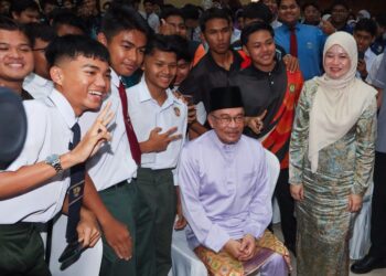 FADHLINA Sidek (kanan) bersama Perdana Menteri, Datuk Seri Anwar Ibrahim ketika menghadiri Sesi Temu Anwar Sempena Ambang Merdeka di IPG Kampus Tuanku Bainun di Bukit Mertajam, Pulau Pinang. - UTUSAN/DANIAL SAAD