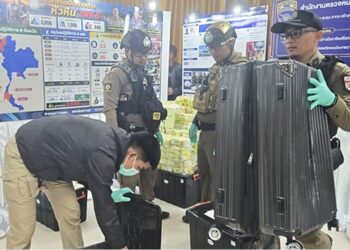 POLIS Wilayah Prachuap Khiri Khan, Thailand memeriksa bagasi dibawa seorang rakyat Malaysia yang kemudian menemukan 166 kilogram syabu pada Sabtu lalu.